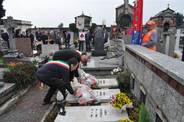 Deposizione dei fiori sulle tombe dei Fratelli Besana del Sindaco Giancalo Aldeghi e di Elio Spotti consigliere comunale di Introbio