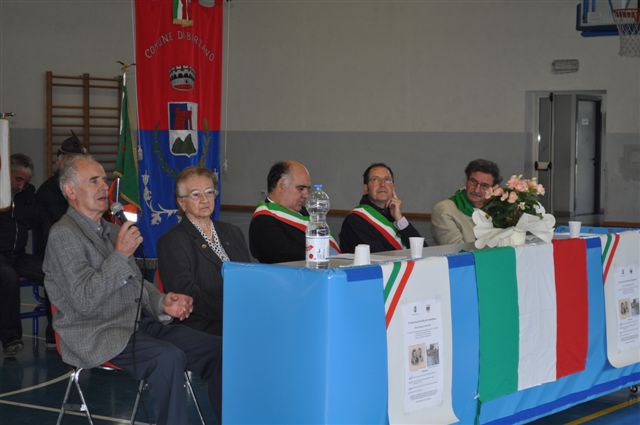 II tavolo dei relatori : da sinistra Dante Besana, Giuliana Vismara, Il Sidaco Giancarlo Aldeghi, il consigliere Elio Spotti e Alberto Magni dell'ANPI