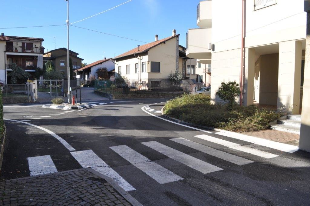  Ristretta la carreggiata a favore dei pedoni
