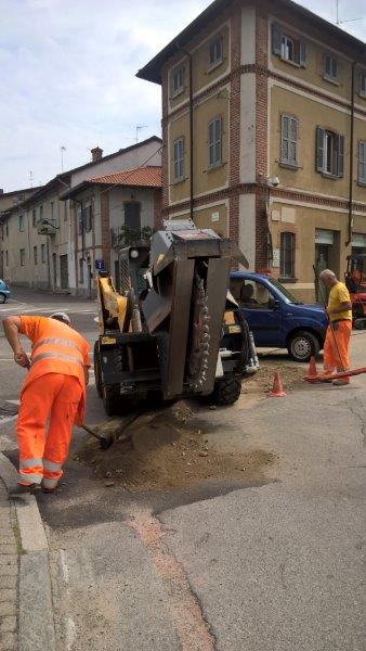 Il macchinario con la fresa per incidere l'asfalto