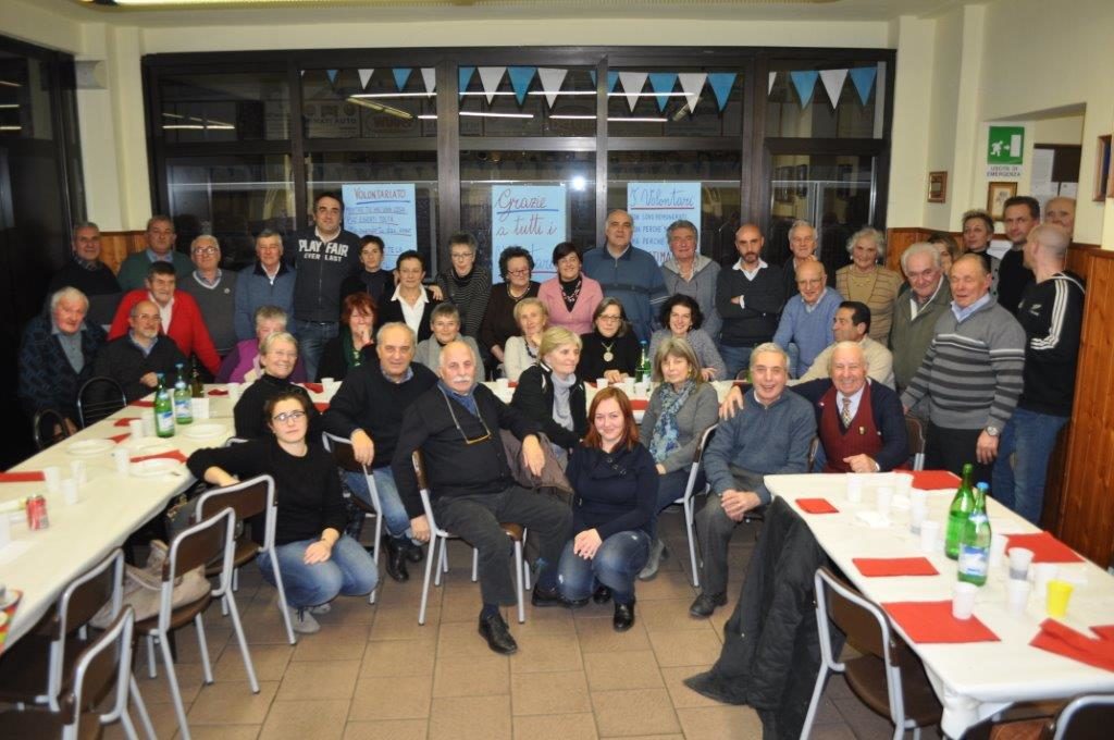 Foto di gruppo dei volontari con gli amministratori comunali